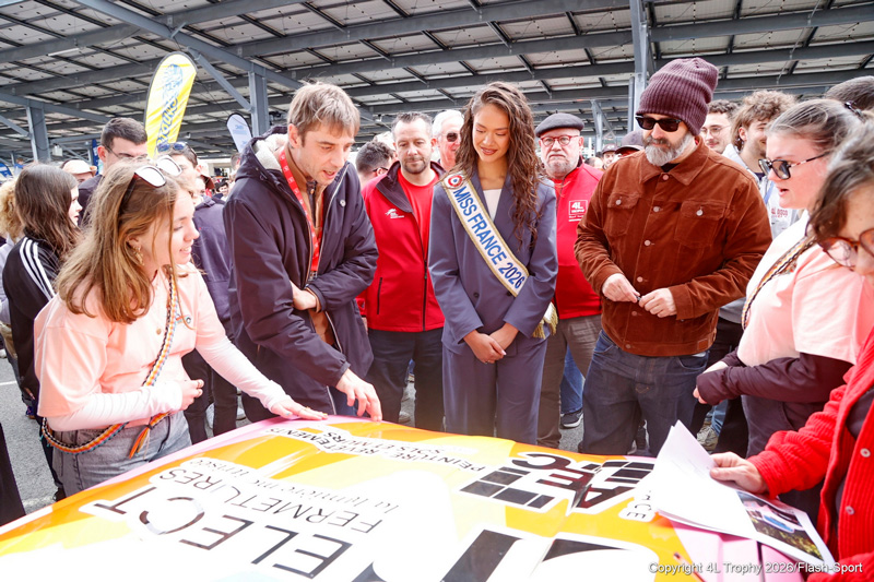 Photo de Miss France 2026 parmi la foule devant une 4L